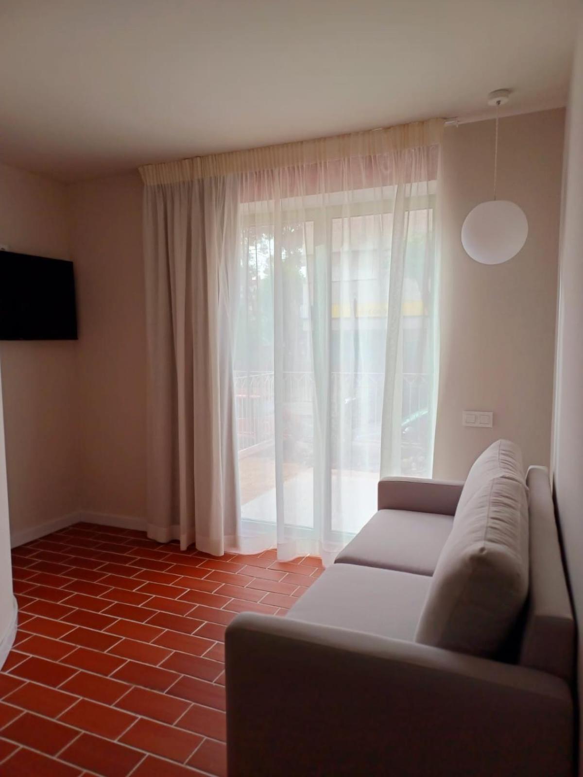 Terra Aurea Aparthotel 萨洛 外观 照片